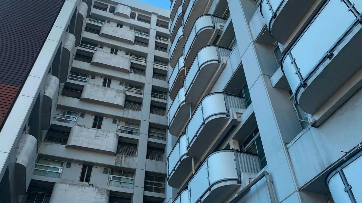 見上げたマンションのバルコニー