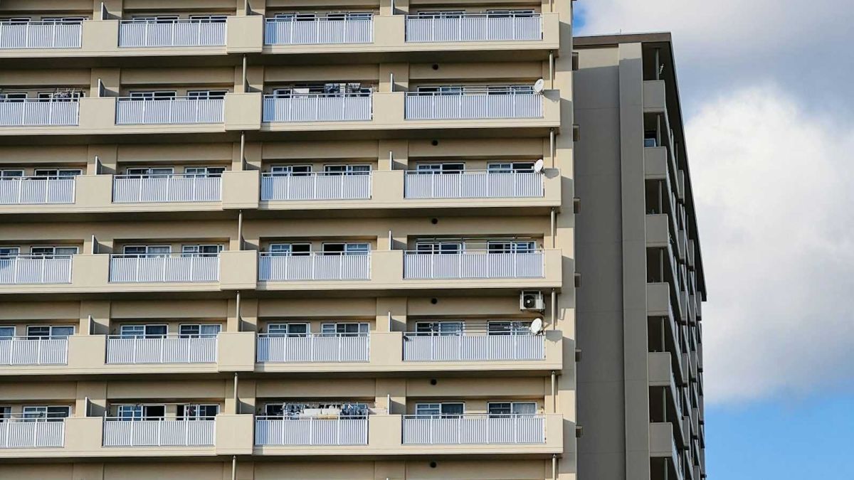 バルコニーの並ぶ集合住宅