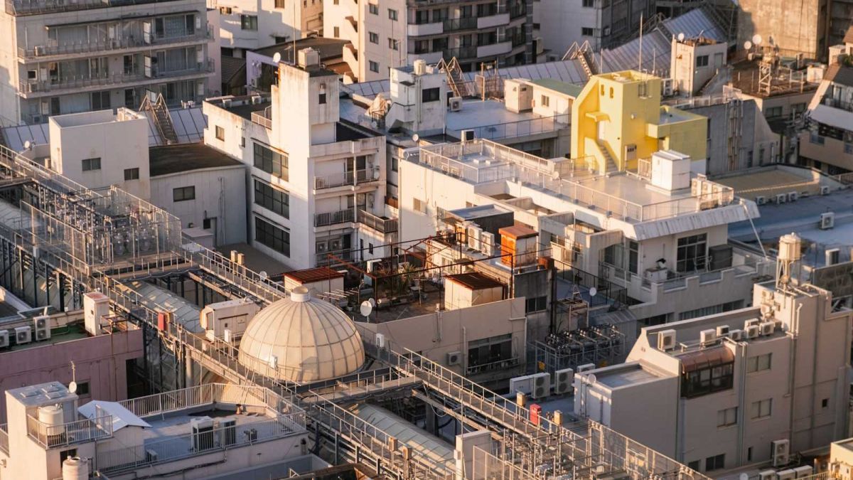 入り組んだ屋根の連なる街