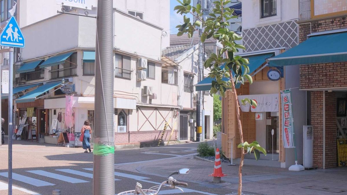 自転車の停まった住宅地の通り