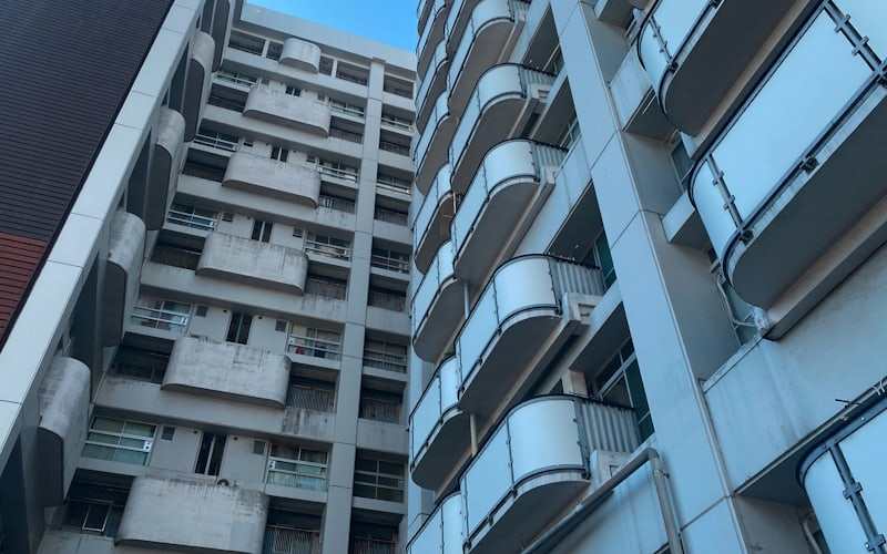 見上げたマンションのバルコニー