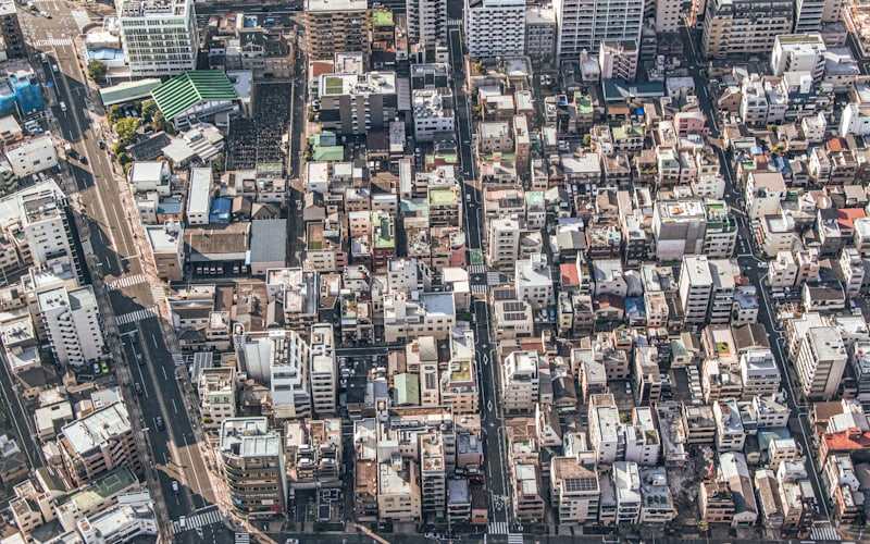 建物の連なる街を俯瞰