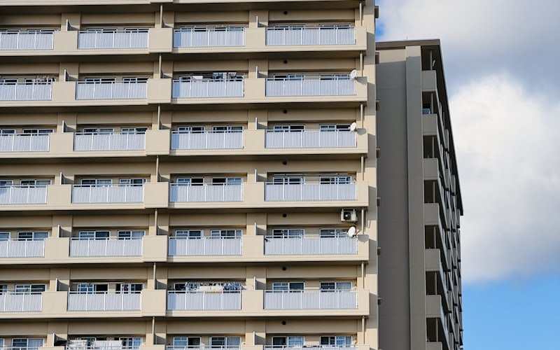 バルコニーの並ぶ集合住宅