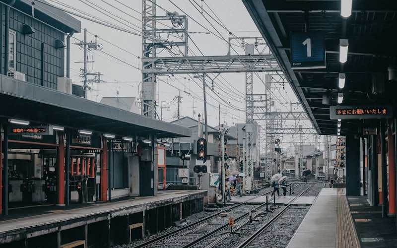線路沿いの駅