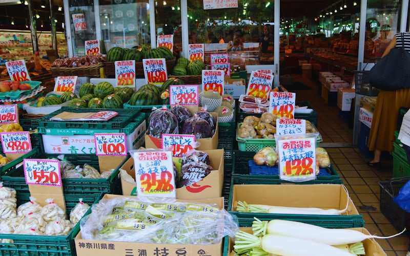 青果の並ぶ商店街の店先