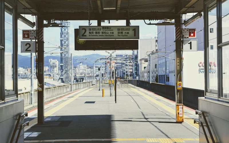 誰もいない駅のホーム