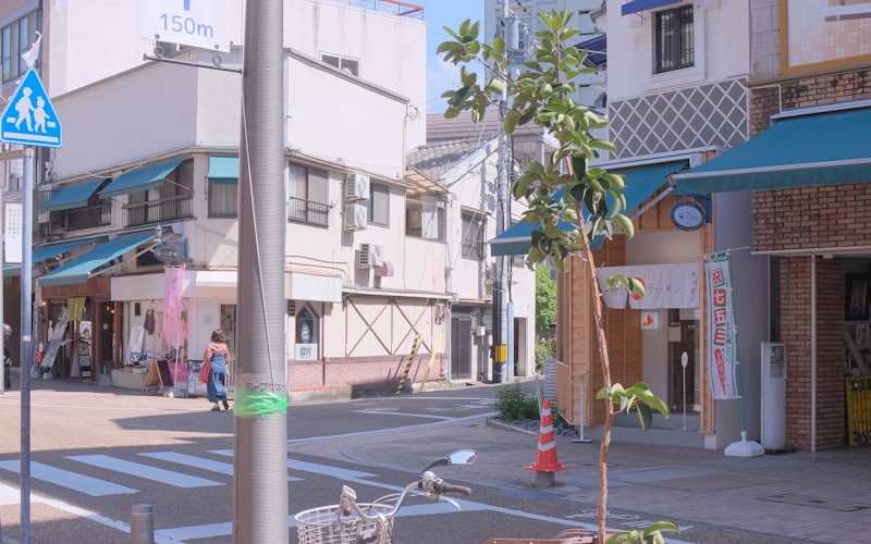 自転車の停まった住宅地の通り